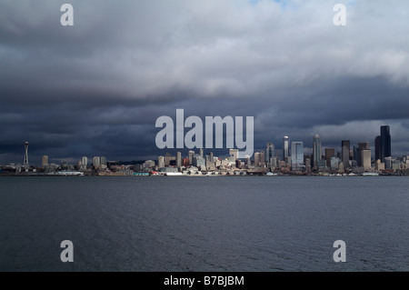 Nuvole temporalesche sopra il centro cittadino di Seattle. Foto Stock