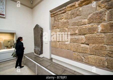 Una donna visitatore nella galleria di Egitto e Africa, al British Museum di Londra, Regno Unito Foto Stock