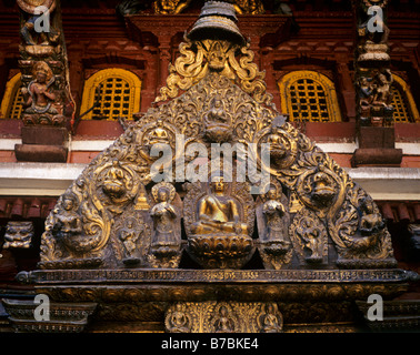 Inestimabili statue di Buddha all'interno del XII secolo KWA BAHAL o tempio d'oro in PATTAN KATHMANDU IN NEPAL Foto Stock