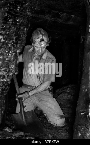 La metropolitana coal mining Miner Spalare il carbone metropolitana alla miniera Blaencuffin una piccola proprietà privata deriva Pontypool Galles del Sud Foto Stock