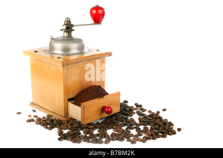 Caffè in legno mulino e fagioli isolato su bianco Foto Stock