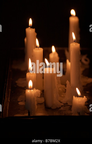 Molte candele e petali di fiori per celebrare la cerimonia di matrimonio.Candele  decorative su tavola sulla luce di sole.la candela di cera come decorazioni  di Natale o spa Foto stock - Alamy