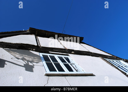 Edificio dipinto di bianco con travi in legno Foto Stock