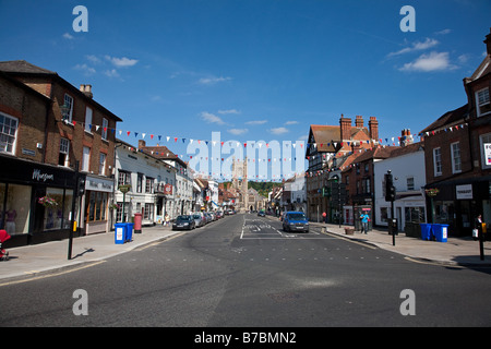 Hart Street a Henley on Thames un pomeriggio estivo guardando in giù verso la chiesa e il ponte Foto Stock