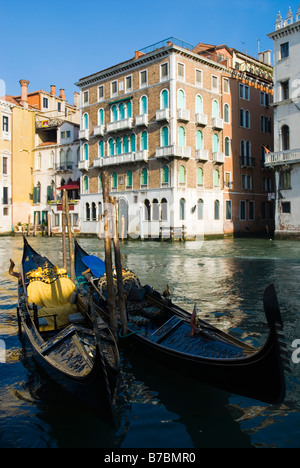 Gondole lungo il Canal Grande a Venezia Italia Europa Foto Stock