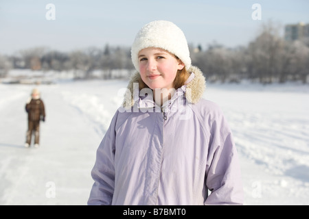 Ritratto di 13 anno vecchia ragazza su pattinaggio su ghiaccio trail, Red River, Winnipeg, Canada Foto Stock