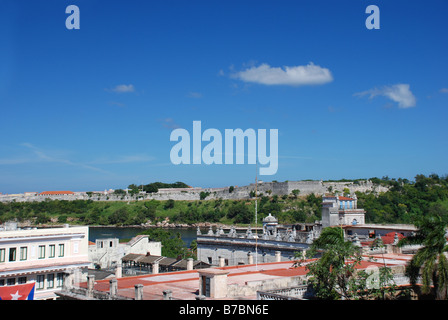 Vista del Canal de entrada la Fortezza di San Carlos de la Cabana e costruzione di tetti di Havana Cuba Foto Stock