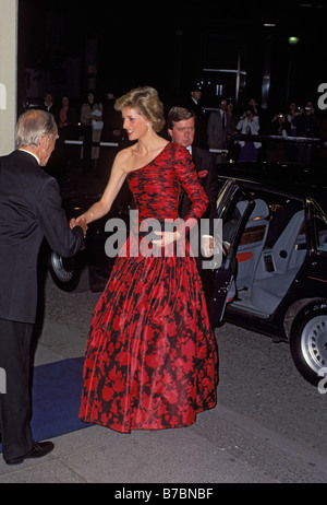 Diana, principessa di Galles' in arrivo per un impegno serale presso la Royal Albert Hall di Londra il 18 ottobre 1989 Foto Stock