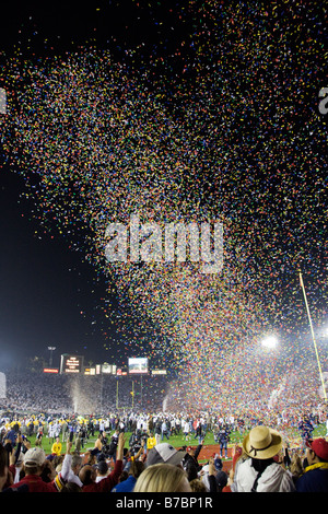 Coriandoli colorati cade sulla folla all'annuale Giorno di nuovi anni Rose Bowl gioco di calcio Foto Stock