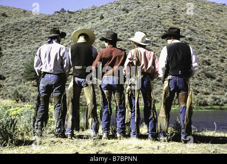 Cinque i cowboys in posa con loro backsides in Oregon Foto Stock