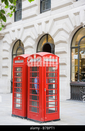 Due rossi in vecchio stile cabine telefoniche London Inghilterra England Foto Stock
