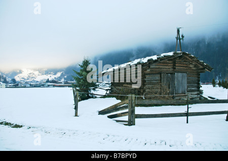 Vecchio capannone austriaca nel campo in inverno Foto Stock