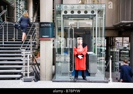 Il portiere in rosso cappotto edificio Lloyds di Londra Inghilterra Foto Stock