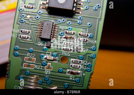 Scheda a circuito stampato dal telecomando del televisore Foto Stock