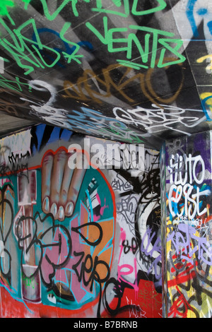 I graffiti sulla parete e soffitto di area utilizzata da skate-boarders Southbank Centre London REGNO UNITO Foto Stock