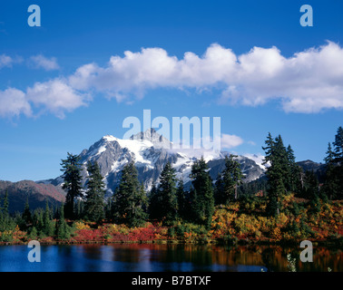 WASHINGTON - Mount Shuksan visto da Heather Prati Area ricreativa nel North Cascades. Foto Stock