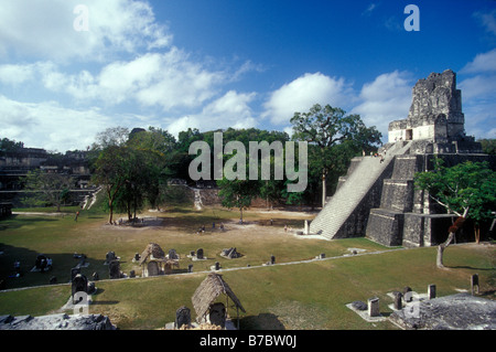 La grande piazza e il Tempio II o il Tempio delle Maschere presso le rovine maya di Tikal nel Parco Nazionale di Tikal, El Petén, Guatemala Foto Stock