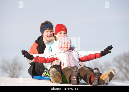 15, 13 e 9 anni preparare a scorrere giù per la collina, Winnipeg, Canada Foto Stock