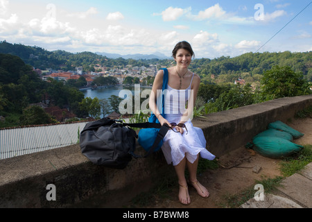 Un ritratto di una giovane donna con la città di Kandy (Sri Lanka) in background Foto Stock