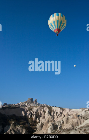Volo in mongolfiera sopra Uchisar in Cappadocia Turchia Foto Stock