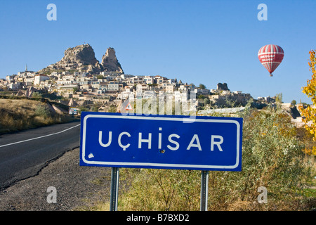 Volo in mongolfiera sopra Uchisar in Cappadocia Turchia Foto Stock