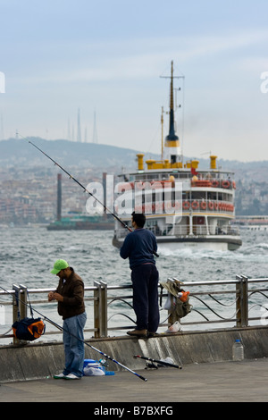 La pesca nel Corno d'oro in Istanbul Turchia Foto Stock