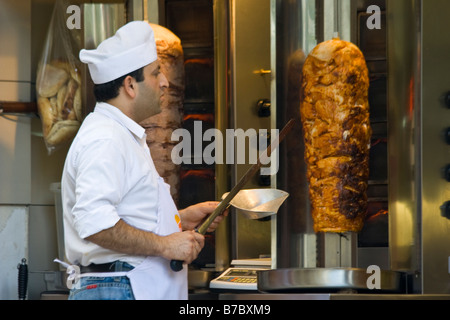 Il carving Tavuk Sis o pollo Döner Kebap Su Istiklal Caddesi a Istanbul Turchia Foto Stock