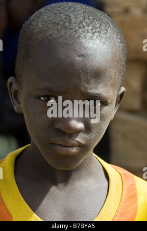 Dogon ragazzo nel villaggio di Sanga nel Pays Dogon del Mali Foto Stock