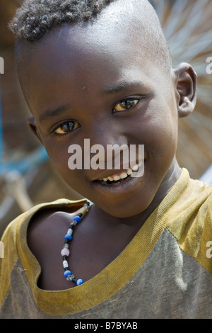 Dogon ragazzo nel villaggio di Sanga nel Pays Dogon del Mali Foto Stock