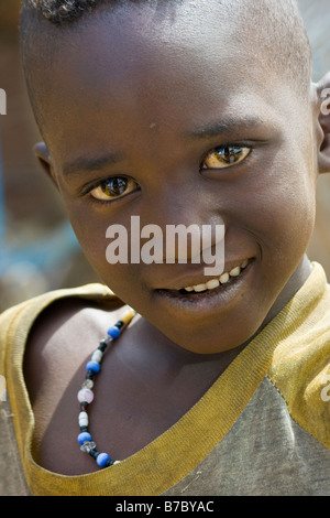 Dogon ragazzo nel villaggio di Sanga nel Pays Dogon del Mali Foto Stock