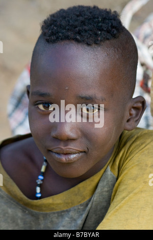 Dogon ragazzo nel villaggio di Sanga nel Pays Dogon del Mali Foto Stock