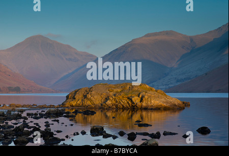 Wastwater, guardando verso il grande timpano e Lingmell, Parco Nazionale del Distretto dei Laghi, Cumbria, England Regno Unito Foto Stock