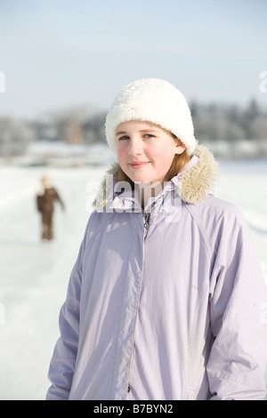 Ritratto di 13 anno vecchia ragazza su pattinaggio su ghiaccio trail, Red River, Winnipeg, Canada Foto Stock