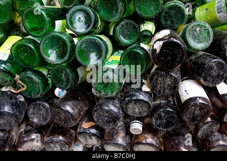 Bottiglie di vetro impilati in un angolo fuori della gioventù JAFON rifugio per i bambini di strada nella valle di Kathmandu in Nepal. Foto Stock