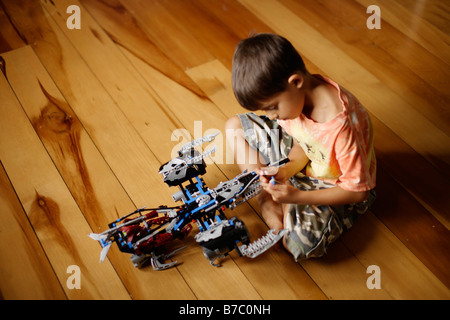 6 anno vecchio ragazzo gioca con LEGO BIONICLE astronave toy Foto Stock