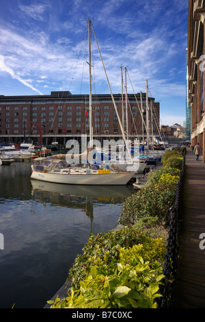 Il marina di St Katharine Dock Foto Stock