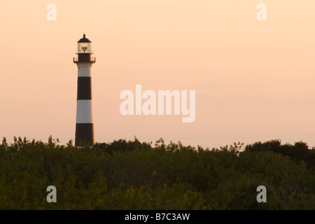 Il sole tramonta vicino al Faro di Cape Canaveral, in Cape Canaveral, in Florida. Il mattone e metallo lightouse fu costruito nel 1868. Foto Stock