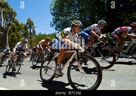 I ciclisti competere nel Tour Down Under 2009 Classic Bike Race in colline di Adelaide Australia Foto Stock