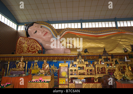 Buddha pendente presso Wat Chaiyamangalaram aka Wat Chaiya, Penang, Malaysia Foto Stock