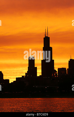 Sullo skyline di Chicago presi da una barca sul Lago Michigan a metà estate al crepuscolo Foto Stock