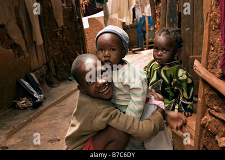 Scene generale in ed intorno a Kibera, la seconda più grande baraccopoli in Africa dopo Soweto. Kibera, Nairobi. Foto Stock