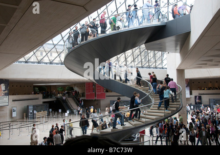 Le scale nel museo del Louvre, Parigi, Francia, Europa Foto Stock