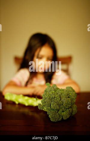 Bambina di cinque anni con broccoli Foto Stock