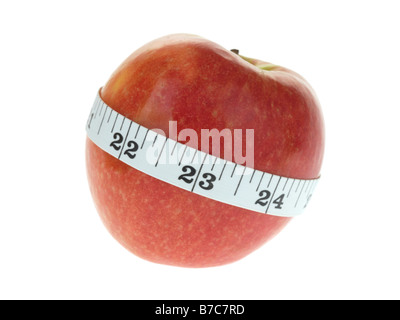 Fresche e mature rosso intero Apple con misura di nastro avvolto intorno ad esso isolati contro uno sfondo bianco con un tracciato di ritaglio e nessun popolo Foto Stock