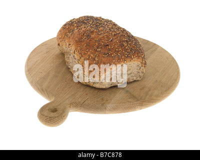 Pane appena sfornato Brown seminate lotto focaccia contro uno sfondo bianco con nessun popolo e un tracciato di ritaglio Foto Stock