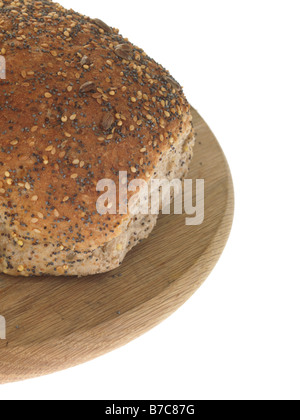 Pane appena sfornato Brown seminate lotto focaccia contro uno sfondo bianco con nessun popolo e un tracciato di ritaglio Foto Stock