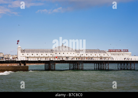 Il Brighton Pier su un bel giorno Foto Stock