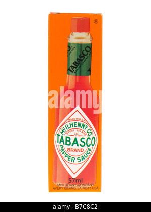 Bottiglia di marca di piccante Mc Ilhenny Tabasco salsa di peperoni salsa isolata contro uno sfondo bianco con nessun popolo e un tracciato di ritaglio Foto Stock