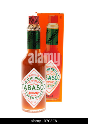 Bottiglia di marca di piccante Mc Ilhenny Tabasco salsa di peperoni salsa isolata contro uno sfondo bianco con nessun popolo e un tracciato di ritaglio Foto Stock