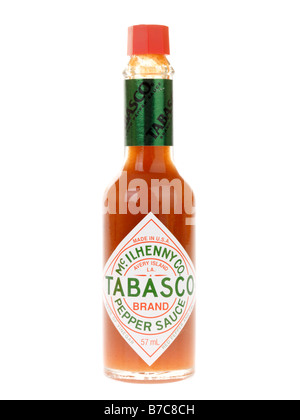 Bottiglia di marca di piccante Mc Ilhenny Tabasco salsa di peperoni salsa isolata contro uno sfondo bianco con nessun popolo e un tracciato di ritaglio Foto Stock